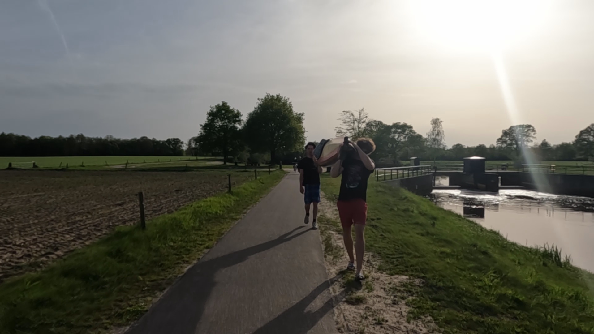 Porteren van de kano over een brug tijdens de kanotocht