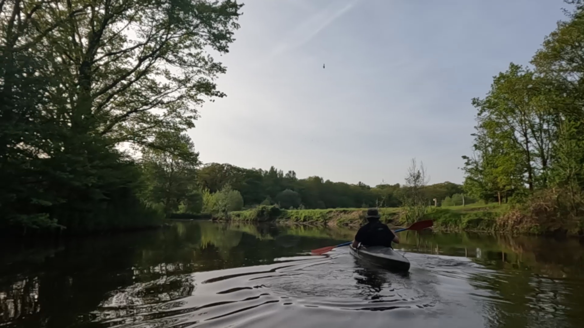 Kanoën op de Regge tijdens de afzaktocht in een rustig landschap